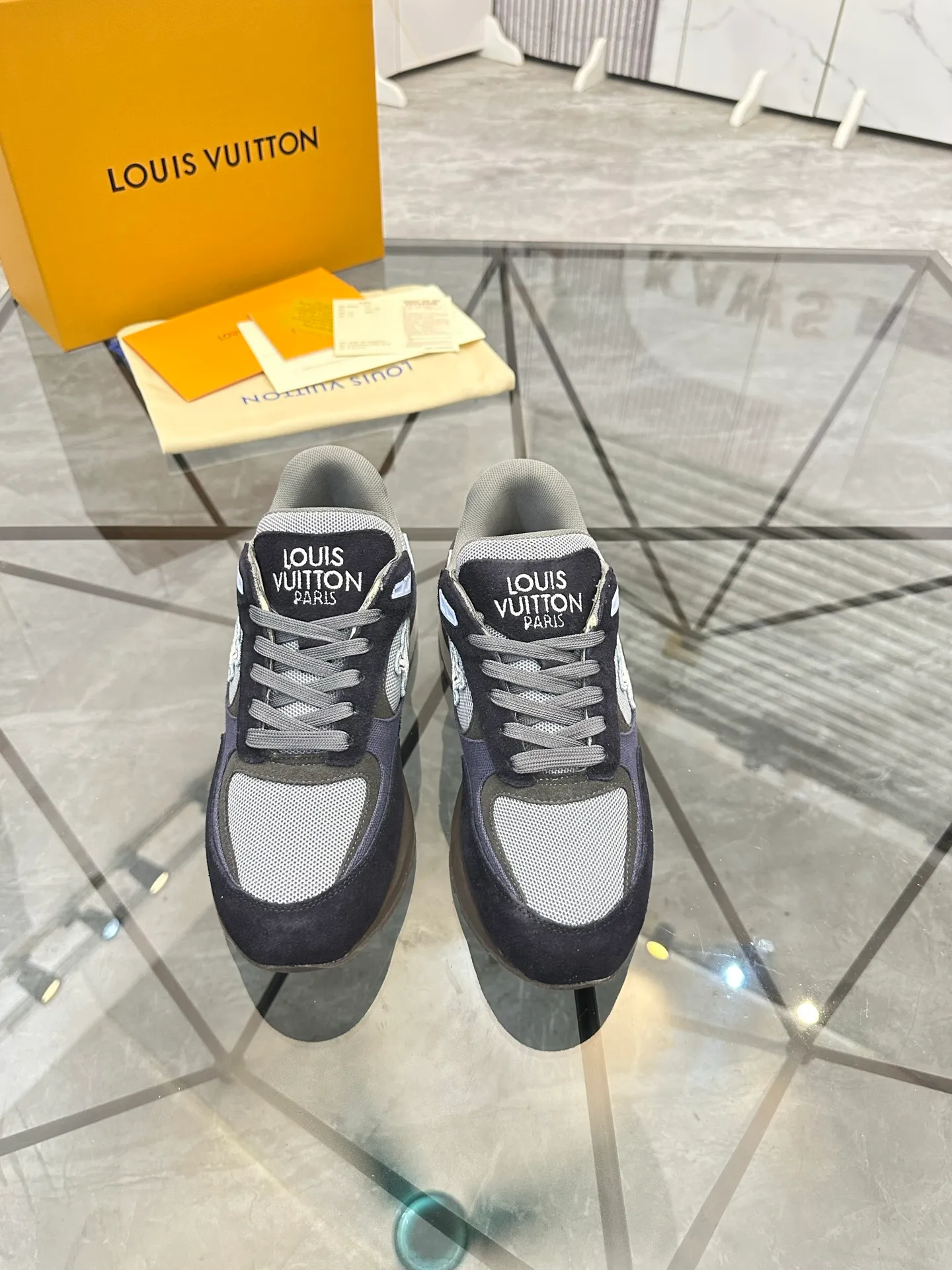 Men's shoes for sale 💰: 💰P660¥ High-end top quality Product trademark: LV * "Louis Vuitton*" low-top casual shoes Regular size: 39-45 (can be customized to 46) Product materials: upper imported first-layer cowhide spliced ​​nubuck leather ➕ breathable cotton mesh, breathable lining, original outsole. No.: H201